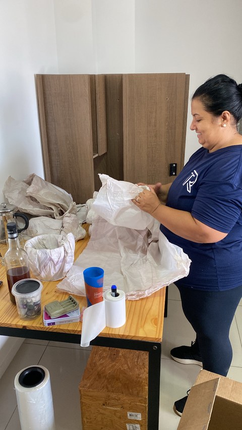 Embalagem e encaixotamento de itens delicados pela equipe da TR Transportes em São José SC